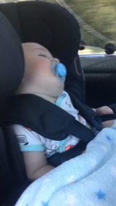 Spiace dieťa v autosedačke