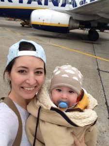 Dieťa a mama pred lietadlom
