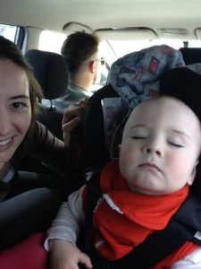 Spiace dieťa v autosedačke
